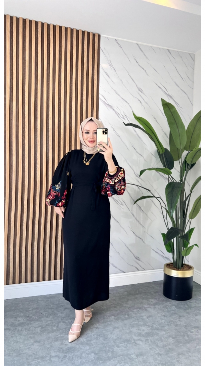 Kolu Nakışlı Hadise Elbise